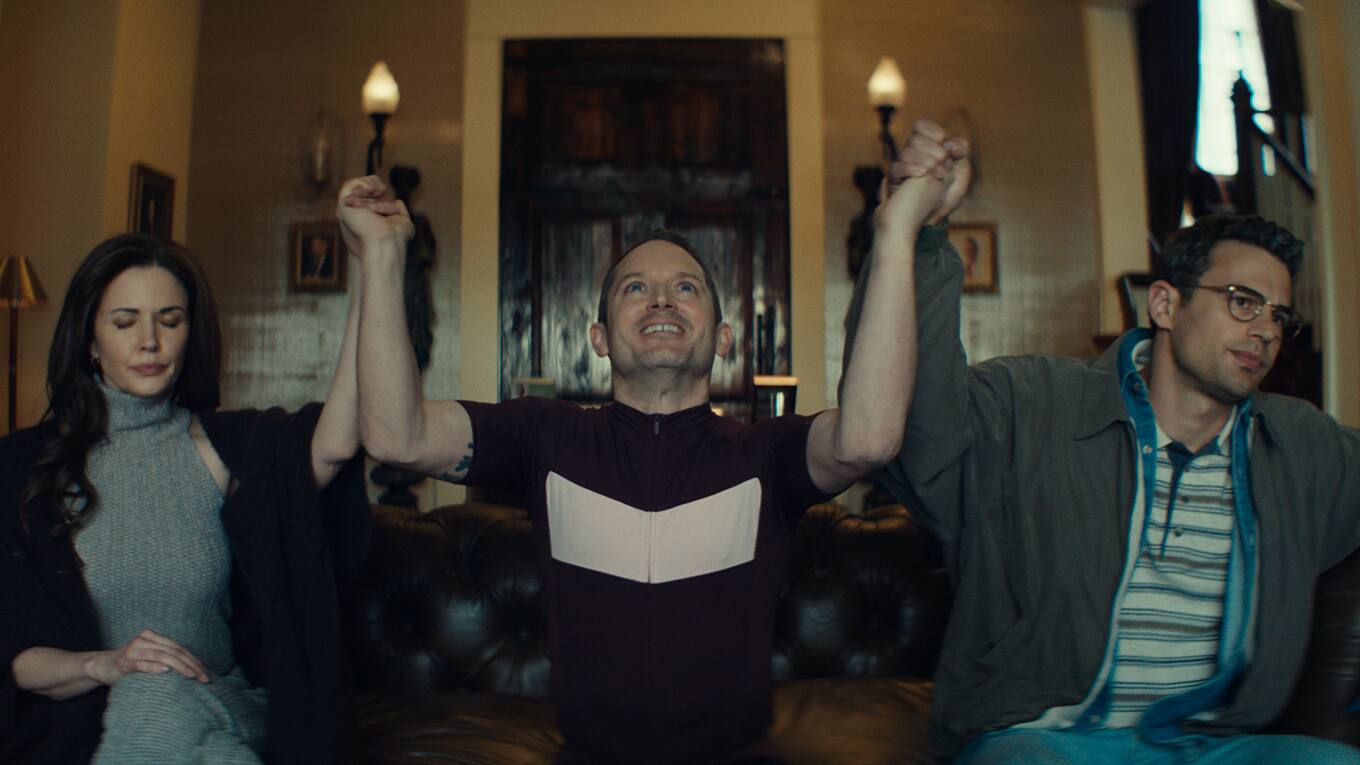 Szenenbild aus der Horrorkomödie The Monkey mit Elijah Wood und Theo James