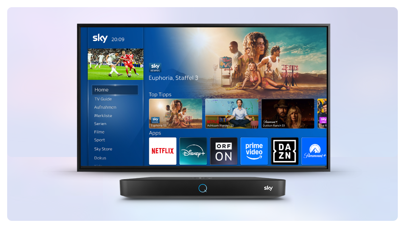 Sky Q Receiver vor einem Fernseher, der das Sky Q UI zeigt.