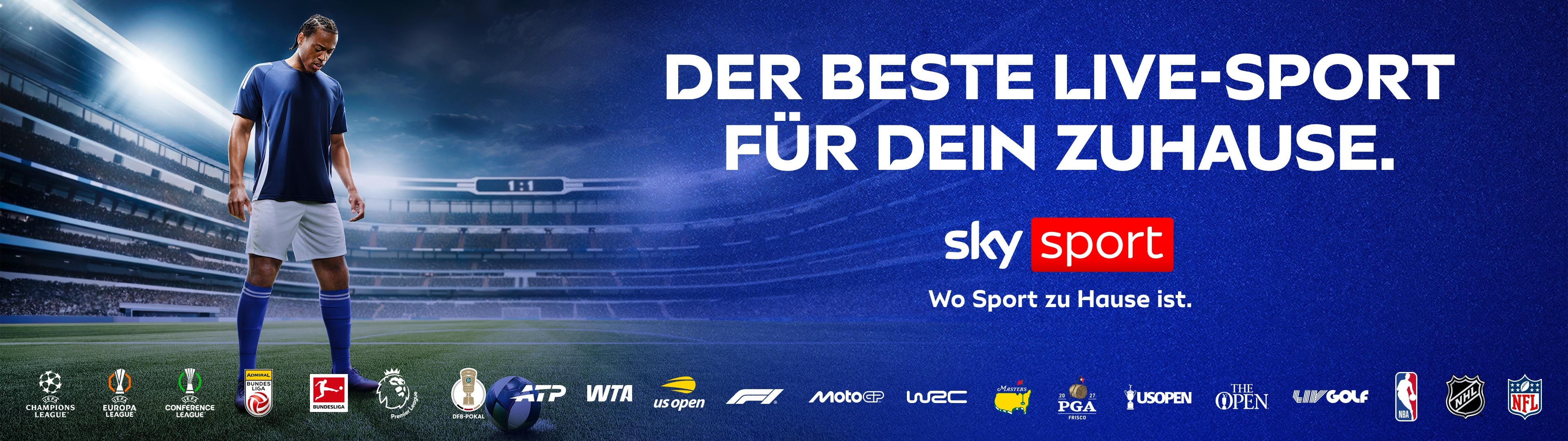 Fußballer mit einem Ball im Stadion. Rechts davon eine große Abbildung einer Amazon Geschenkkarte.