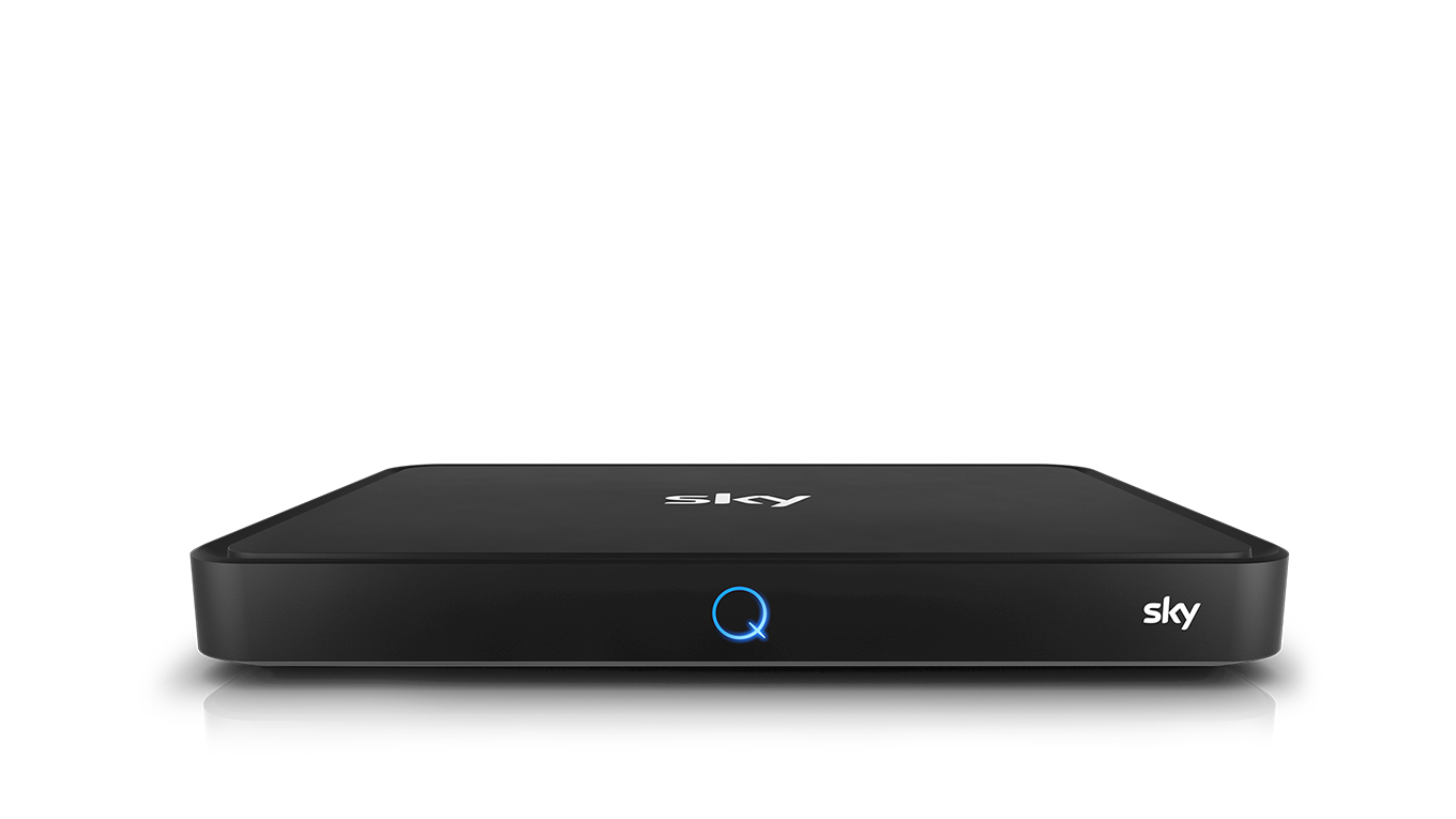 Frontansicht eines Sky Q Receivers unter dem Sky Q Logo in weiß.