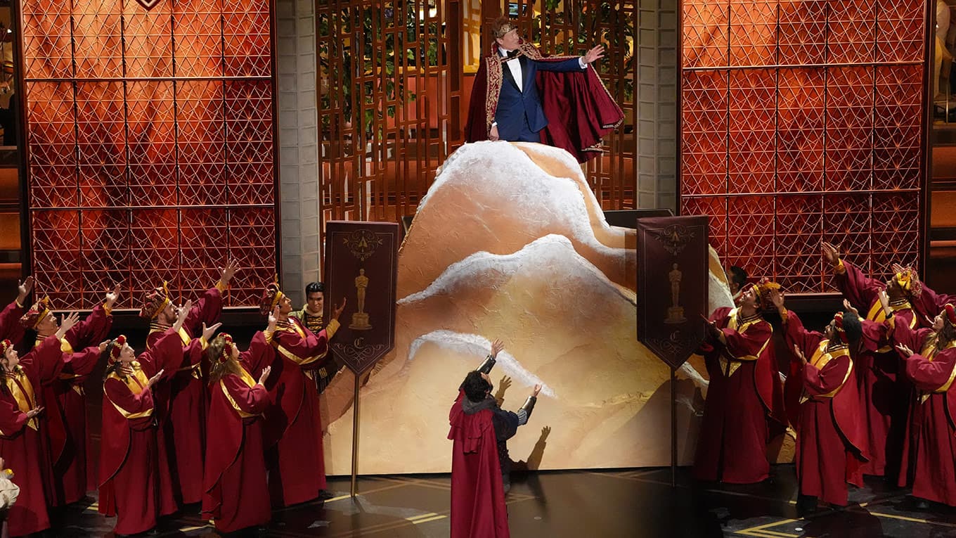 Oscars 2026: Moderator Conan O'Brien lässt sich feiern.