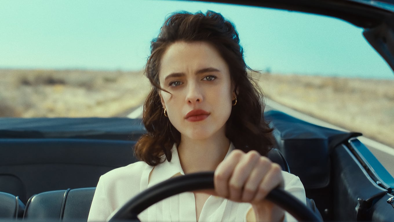 Szenenbild aus "Honey Don’t!": Detektivin Honey O'Donahue (Margaret Qualley) ermittelt in einem Mordfall