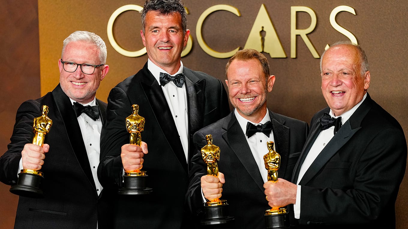 Richard Baneham, Joe Letteri, Daniel Barrertt und EricSaindon freuen sich über den Oscar 2026 für die besten visuellen Effekte im Film Avatar: Fire and Ash