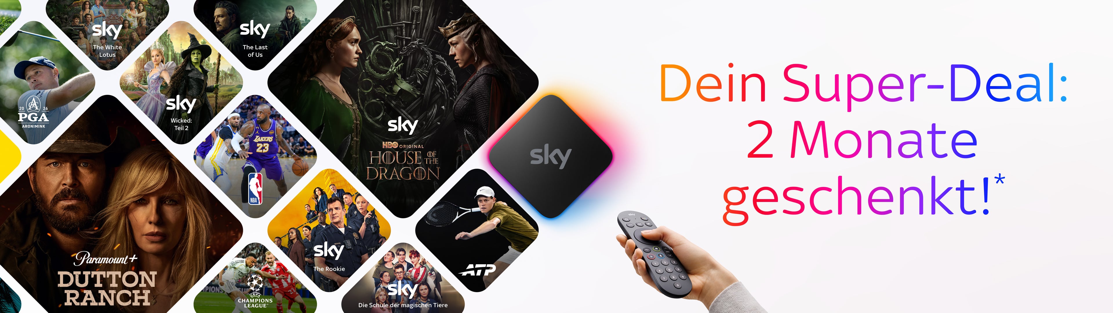 Werbebanner von Sky Deutschland für ein Streaming-Angebot. Links ist eine Collage aus abgerundeten Kacheln mit verschiedenen Serien-, Film- und Sportmotiven zu sehen, darunter „House of the Dragon“, „The Last of Us“, „Wicked“, Basketball, Tennis, Fußball und Golf. In der Mitte befindet sich das leuchtende Sky-Logo auf schwarzem Hintergrund. Rechts steht in großen bunten Buchstaben der Text: „Dein Super-Deal. 2 Monate geschenkt!*“. Unten rechts hält eine Hand eine Fernbedienung vor hellem Hintergrund.