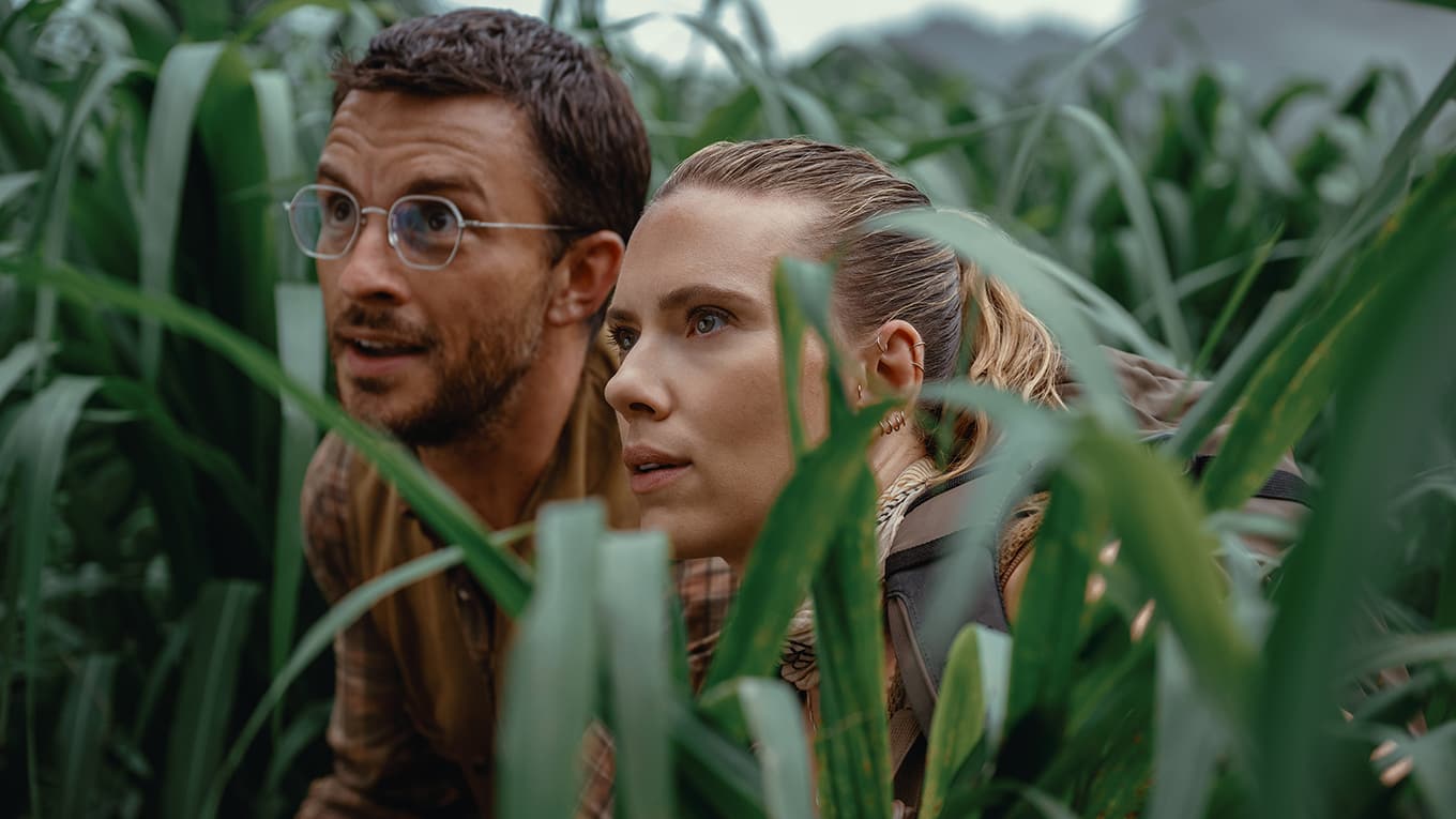 Szenenbild aus dem Film Jurassic World: Die Wiedergeburt mit Jonathan Bailey und Scarlett Johansson