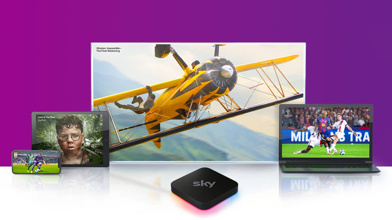 Sky Stream Box vor einem Fernseher, der das Sky Stream UI zeigt, versetzt dahinter zwei weitere Fernseher, die Inhalte von Sky zeigen.