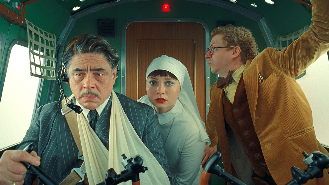 Szenenbild aus der Komödie Der phönizische Meisterstreich mit Benicio Del Toro, Mia Threapleton und Michael Cera