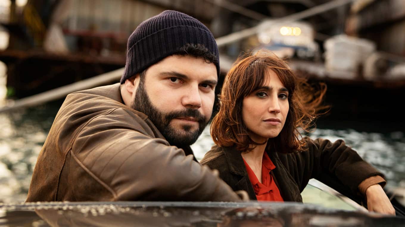 Salvatore Esposito und Silvia D" amico="" in="" "plattfuß="" -="" ein="" cop="" neapel""="