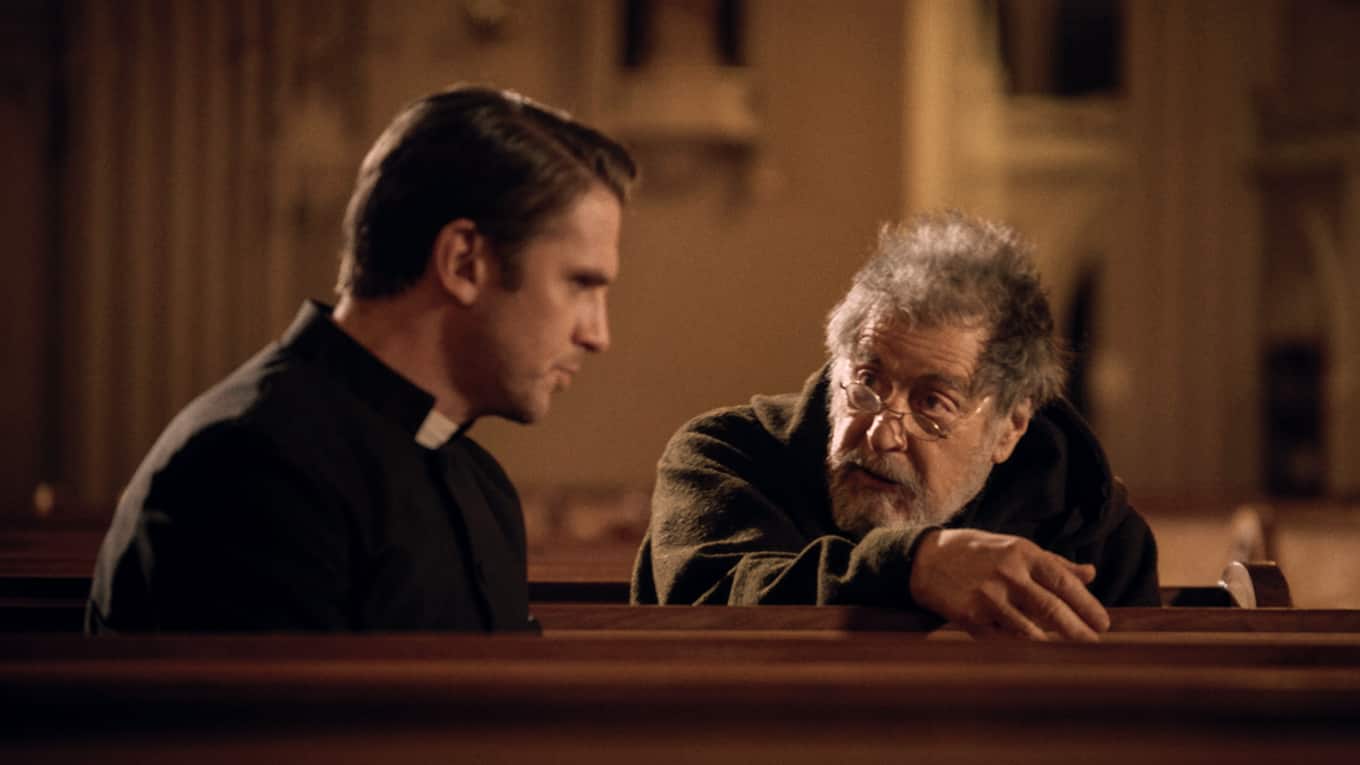 Szenenbild aus dem Horrorfilm The Ritual mit Al Pacino und Dan Stevens.