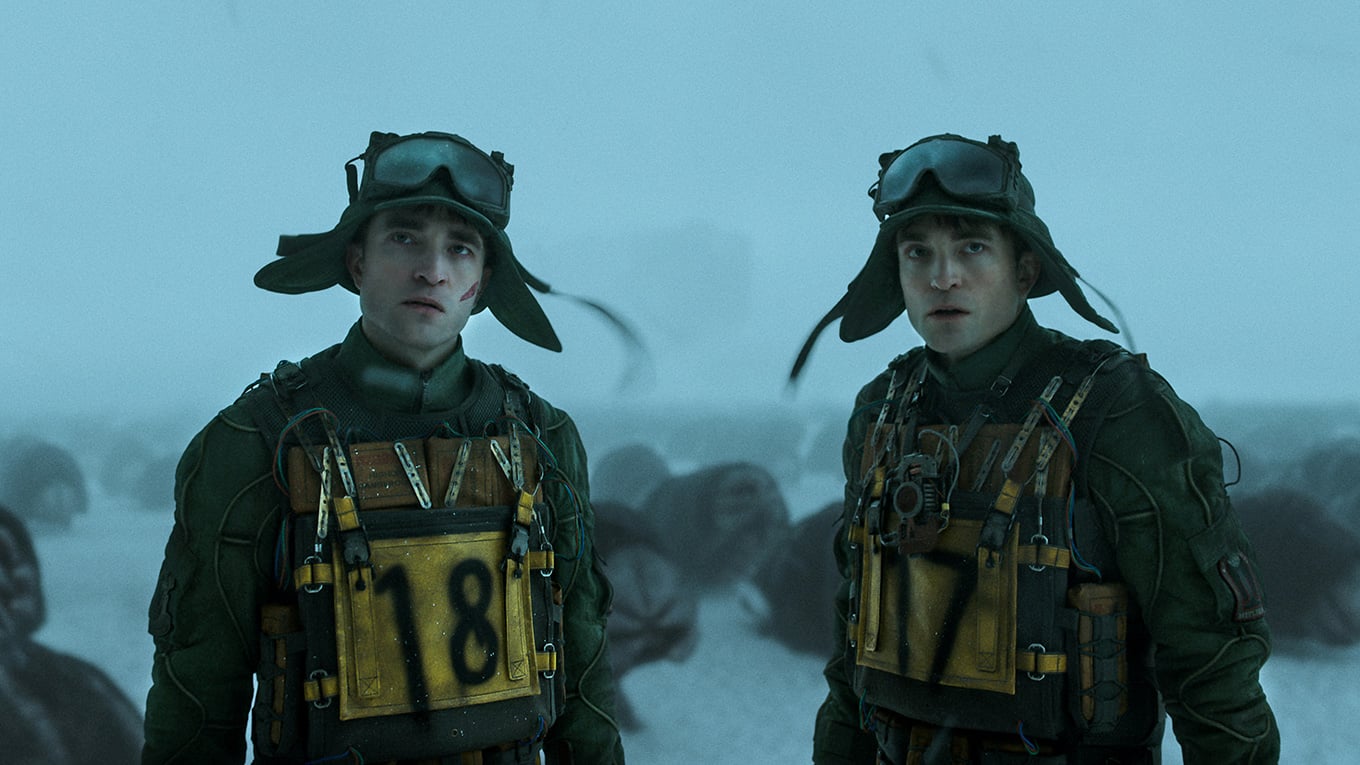 Szenenbild aus der Sci-Fi-Satire Mickey 17 mit Robert Pattinson in der Hauptrolle