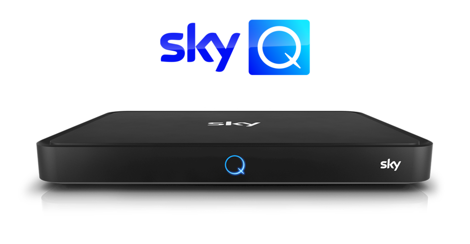 Abbildung der schwarzen Sky Q Receiver-Box mit leuchtendem blauen Q-Symbol auf der Frontseite. Darüber ist das Sky Q Logo mit dem blauen „Q“-Icon auf hellblauem Verlaufshintergrund zu sehen.