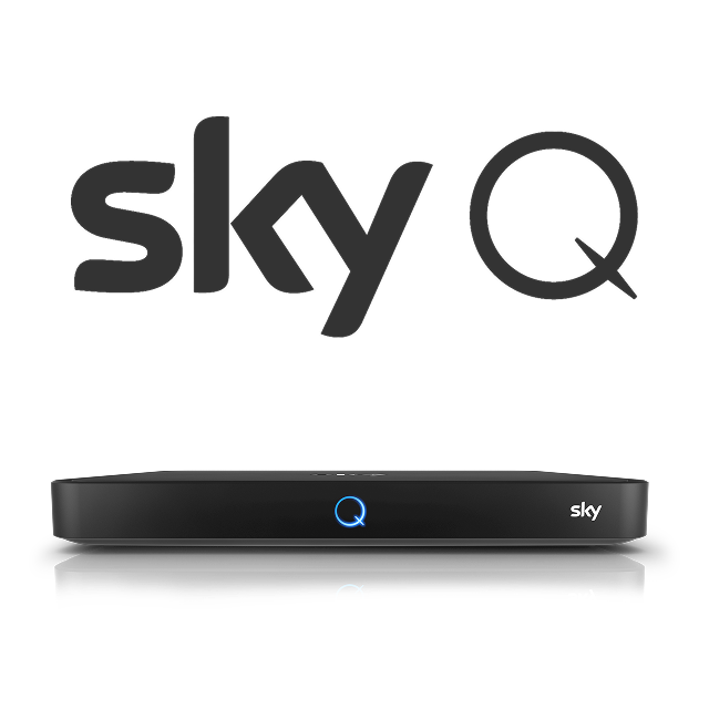 Frontansicht eines Sky Q Receivers unter dem Sky Q Logo.