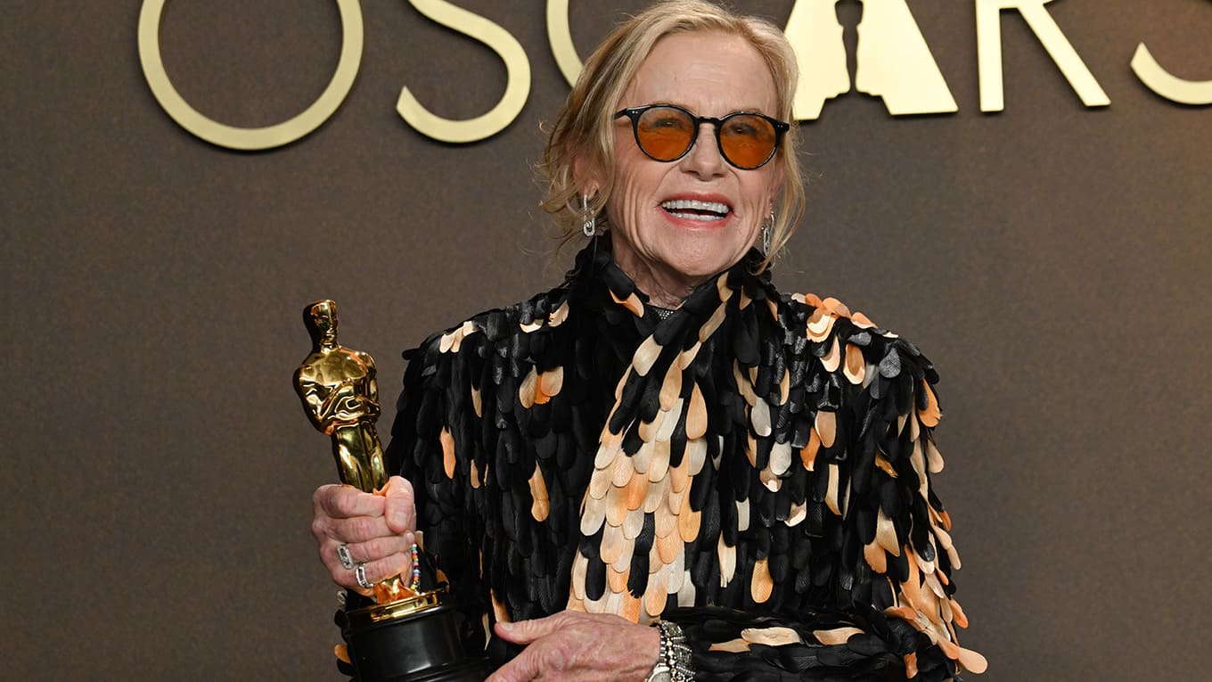 Amy Madigan erhält den Oscar 2026 als beste Nebendarstellerin im Film Weapons