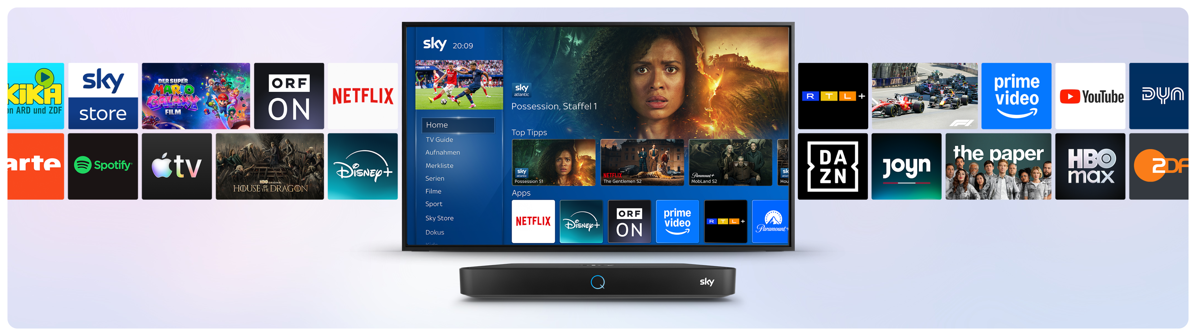 Grafik zeigt die Benutzeroberfläche von Sky Q mit einer TV-Box im Vordergrund. Auf dem Bildschirm sind verschiedene Streaming-Apps und Sender wie Netflix, Disney+, Prime Video, DAZN, YouTube, Joyn, Spotify, KiKA, Apple TV+ und Sky Store zu sehen. In der Mitte läuft die Sky-Startseite mit Menüpunkten wie „Home“, „Serien“, „Filme“ und „Sport“ sowie Empfehlungen für Inhalte. Im Hintergrund sind weitere App-Logos auf blauem Farbverlauf angeordnet.