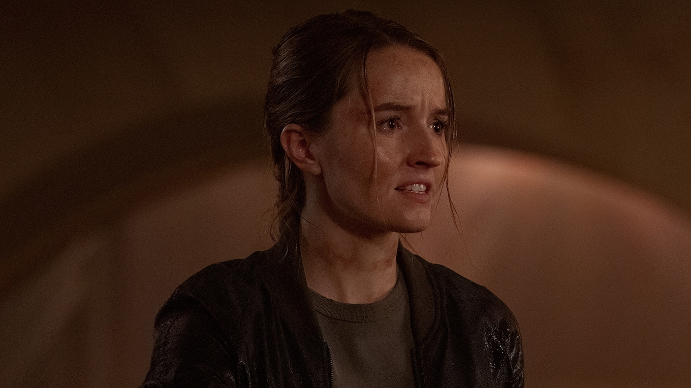 Szenenbild aus der Serie "The Last of Us"-Staffel 2 mit Kaitlyn Dever als Abby.