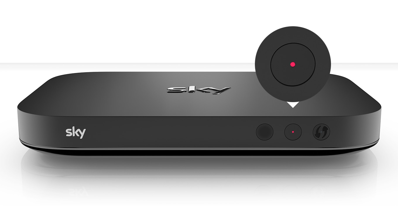 Schwarze Sky-TV-Box mit Sky-Logo, zwei Tasten mit rotem Licht im Standby-Modus