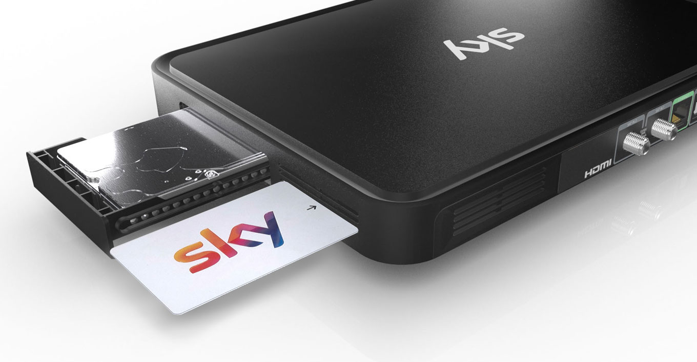 Smartcard-Slot auf der rechten Seite des Sky Q-Receivers, rechts neben der Festplatte; Steckplatz heraus.