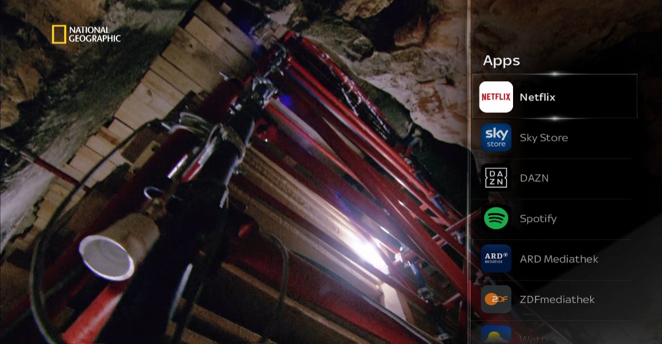 Bildschirm mit geöffnetem Menü auf der rechten Seite, Netflix ausgewählt, zeigt Sky Store, DAZN, Spotify, ARD, ZDF.