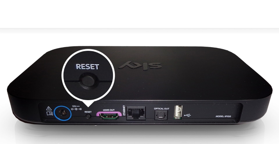 SkyQ-Gerät, bei dem die Reset-Taste vergrößert und hervorgehoben ist