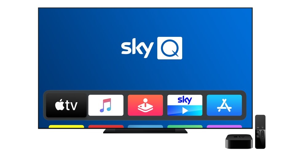 Fernseher mit Sky Q-Oberfläche auf blauem Hintergrund, Apple TV-Box und Fernbedienung rechts.