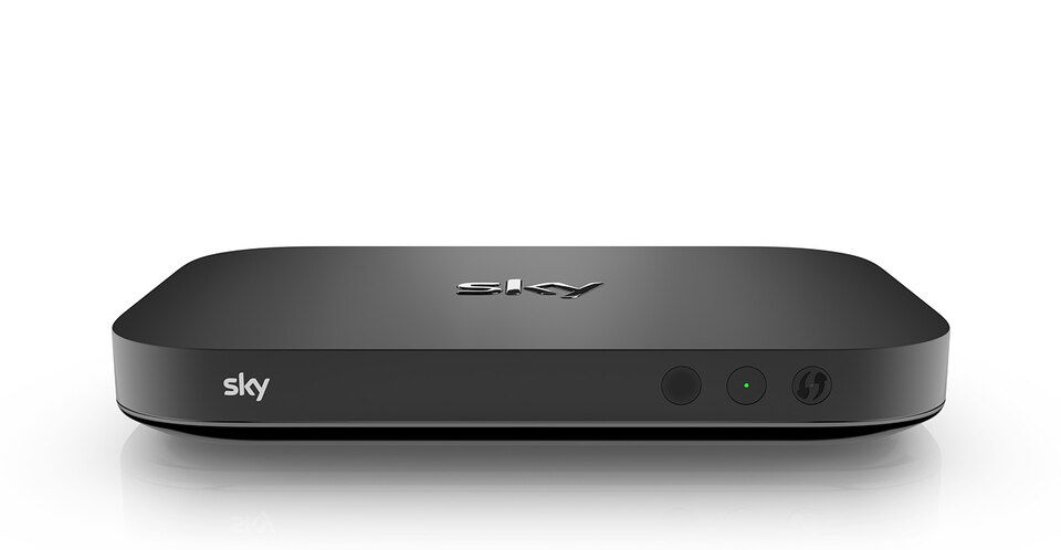 Schwarze Sky-TV-Box mit ‚Sky‘-Logo