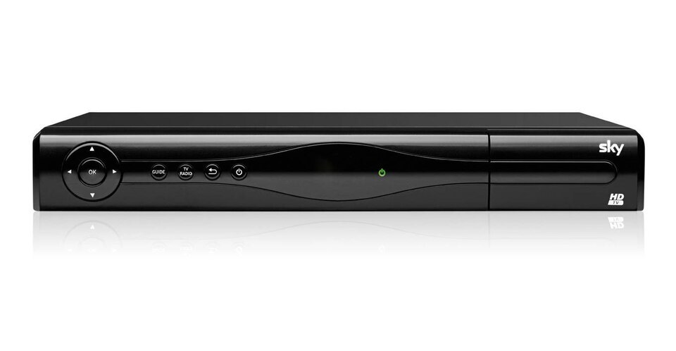 Sky HD-Receiver mit Tasten für TV Guide, Box Office, Services, Interactive und Sky-/HD-Logo rechts