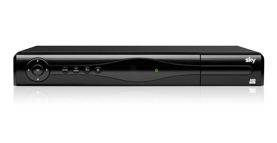 Sky HD-Receiver mit Sky-Logo oben rechts und HD-/3D-Symbolen unten rechts auf schwarzem Hintergrund