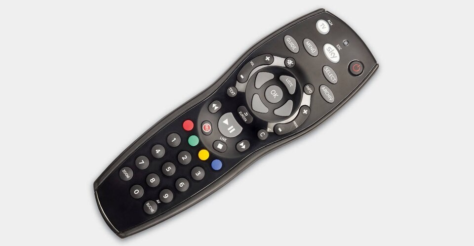 Sky Universal fernbedienung mit OK-Taste, Zahlen, Farbtasten sowie TV-, Guide-, Info- und Zurück-Tasten.