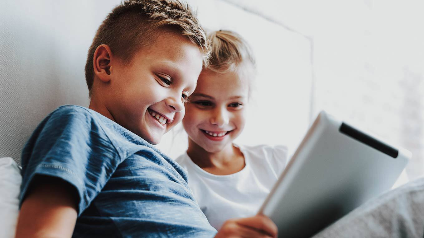 Kinder sehen SkyGo am Tablet