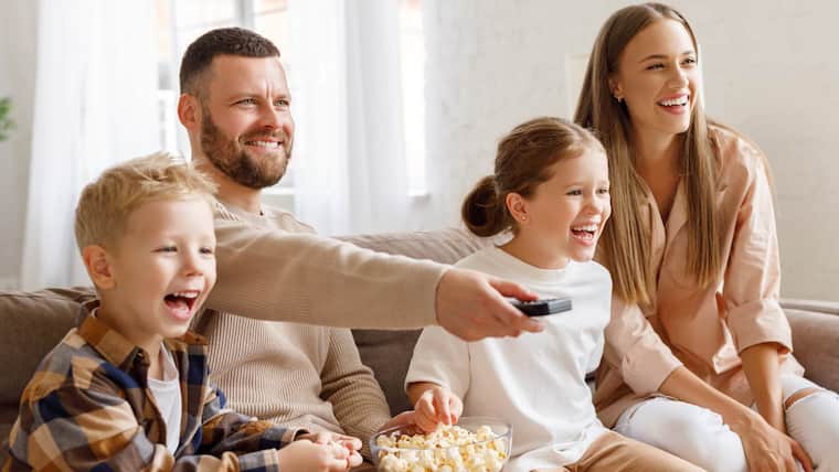 Die ganze Familie schaut gemeinsam Sky