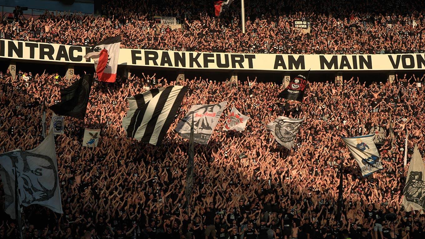 Eintracht Frankfurt Fans feuern im Stadion ihre Fußballmannschaft an.