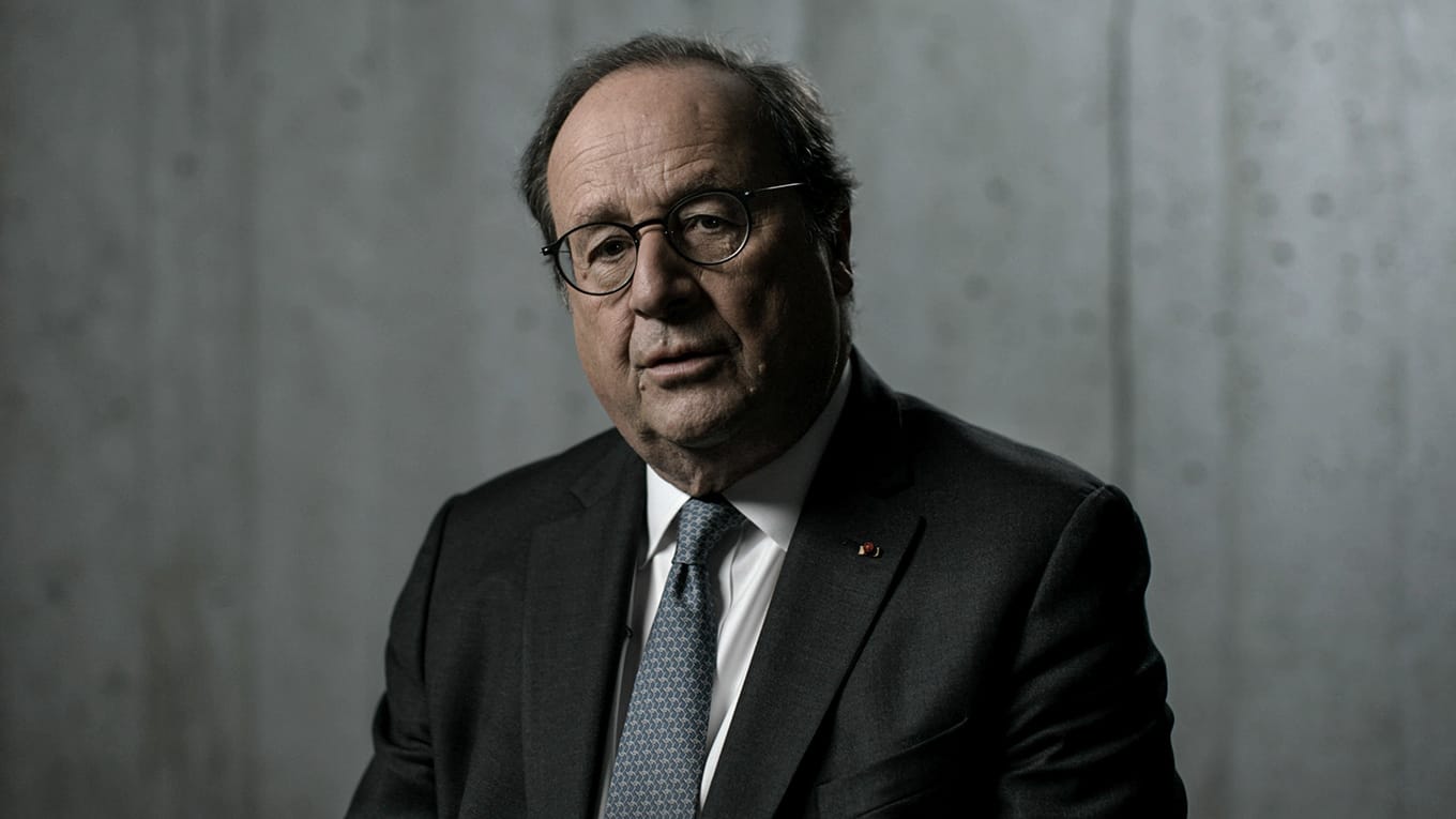 Szenenbild mit dem ehemaligen französischen Staatspräsidenten François Hollande aus der Sky Original Doku Die Nacht von Paris - Terror im Stade de France