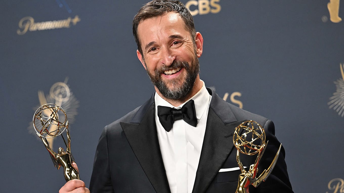 Foto von Emmy-Gewinner Noah Wyle mit seiner Trophäe