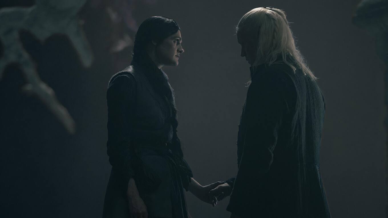 Gayle Rankin als Alys Strom und Matt Smith als Daemon Targaryen in House of the Dragon Staffel 2 Episode 8