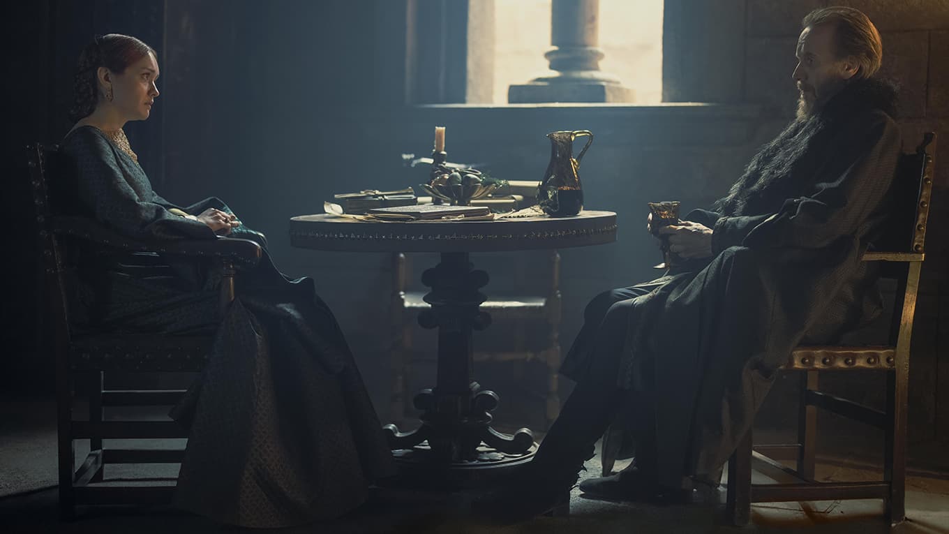 Ormund Hohenturms Cousine Königin Alicent (Olivia Cooke) und Onkel Otto (Rhys Ifans).
