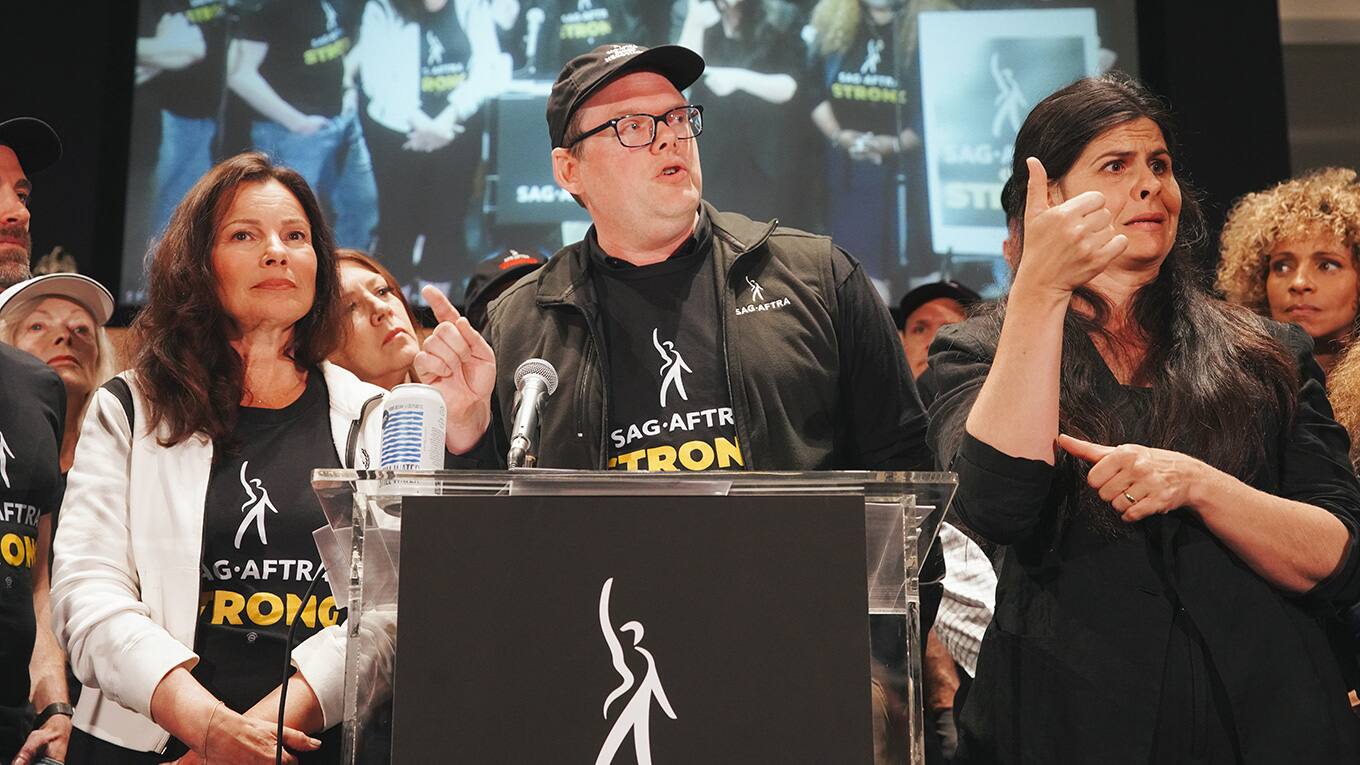 In einer Pressekonferenz am 13.07.2023 verkündete die Gewerkschaft SAG-AFTRA und ihre Vorsitzende Fran Drescher den Streik der Schauspieler:innen in Hollywood.