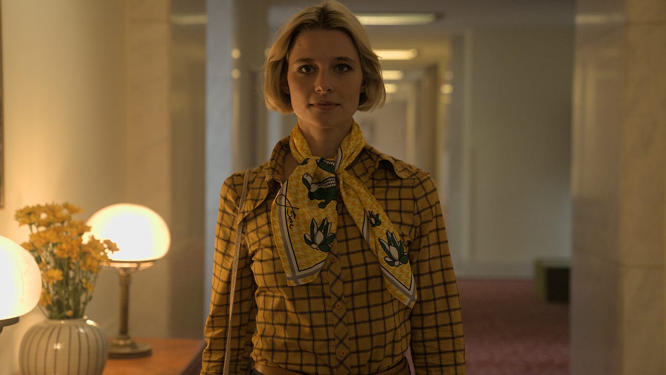 Svenja Jung als Stasi-Agentin Ingrid von Weizendorff in der Serie 