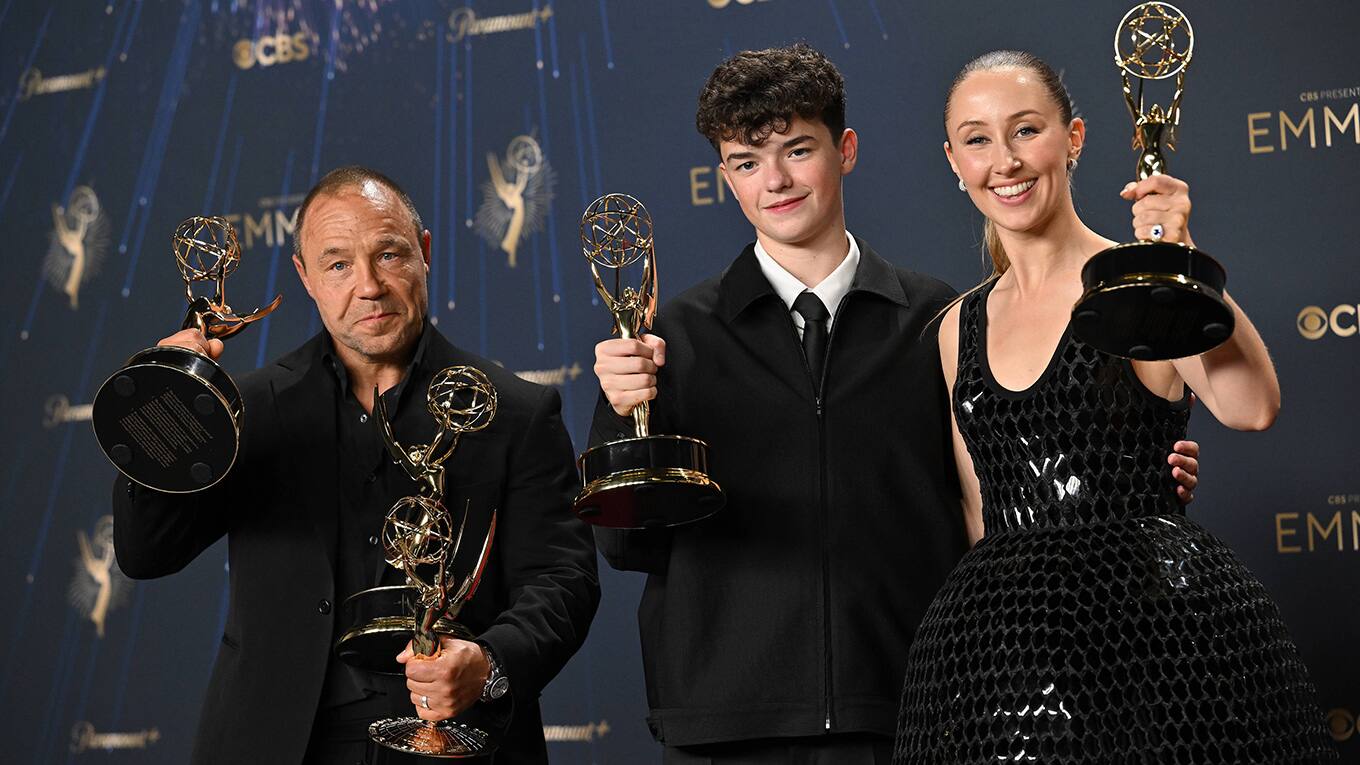 Bild von Emmy-Gewinnern Stephen Grahe, Owen Cooper und Erin Doherty mit ihren Awards