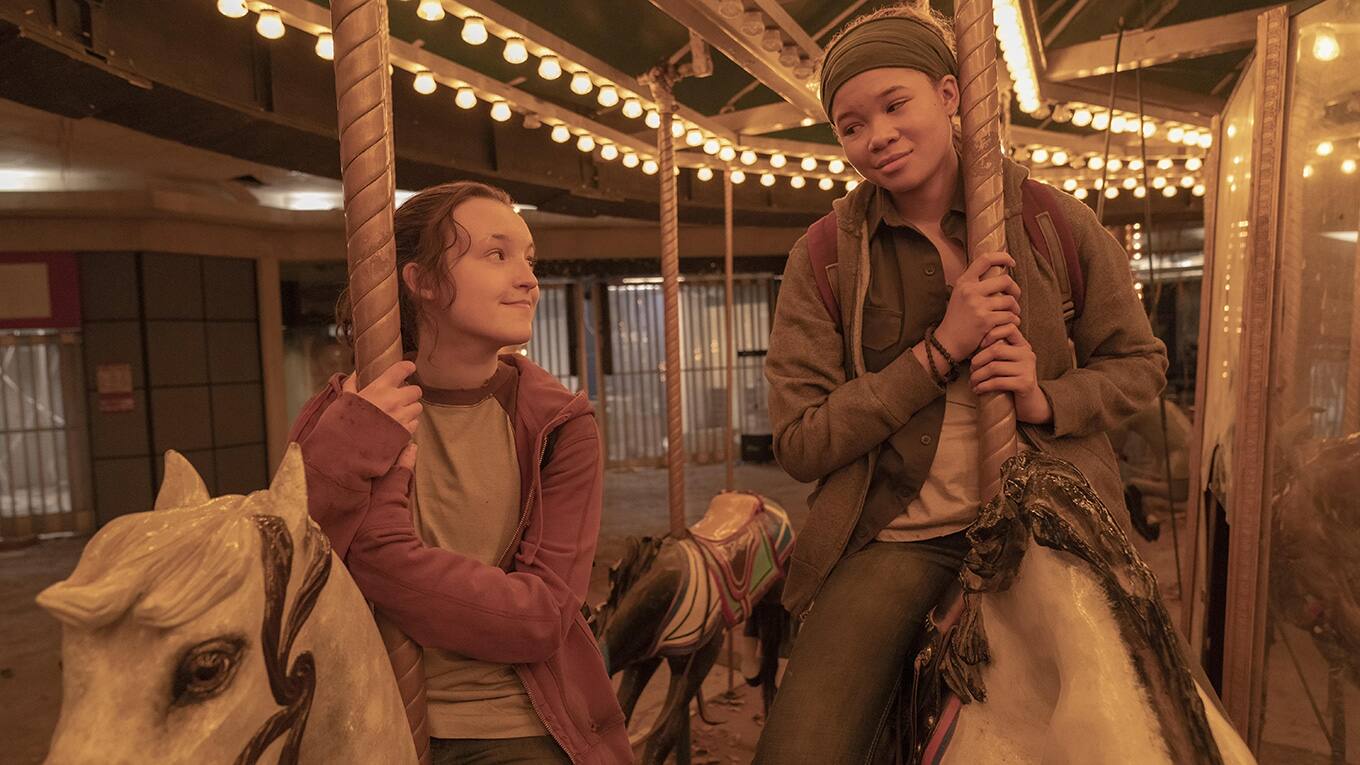 Bella Ramsey als Ellie und Storm Reid als Riley in The Last of Us Staffel 1 Folge 7 Zurückgelassen