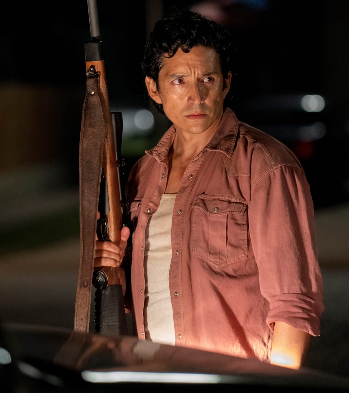 Gabriel Luna als Tommy in The Last of Us Staffel 1 Folge 1.