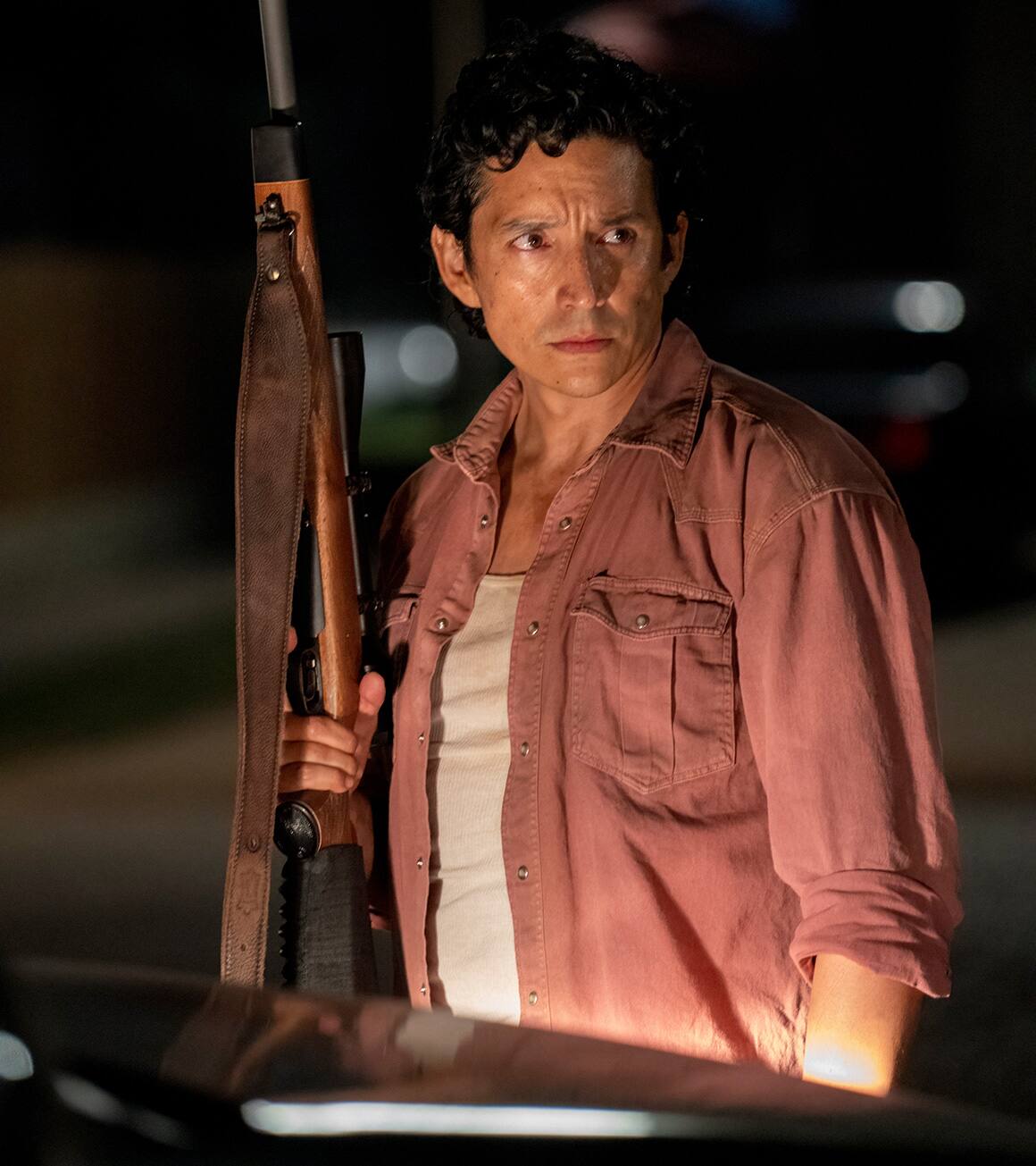 Gabriel Luna als Tommy in The Last of Us Staffel 1 Folge 1.