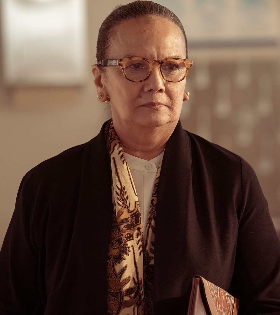 Christine Hakim als indonesische Wissenschaftlerin Ratna Pertiwi in The Last of Us Staffel 1 Folge 2.