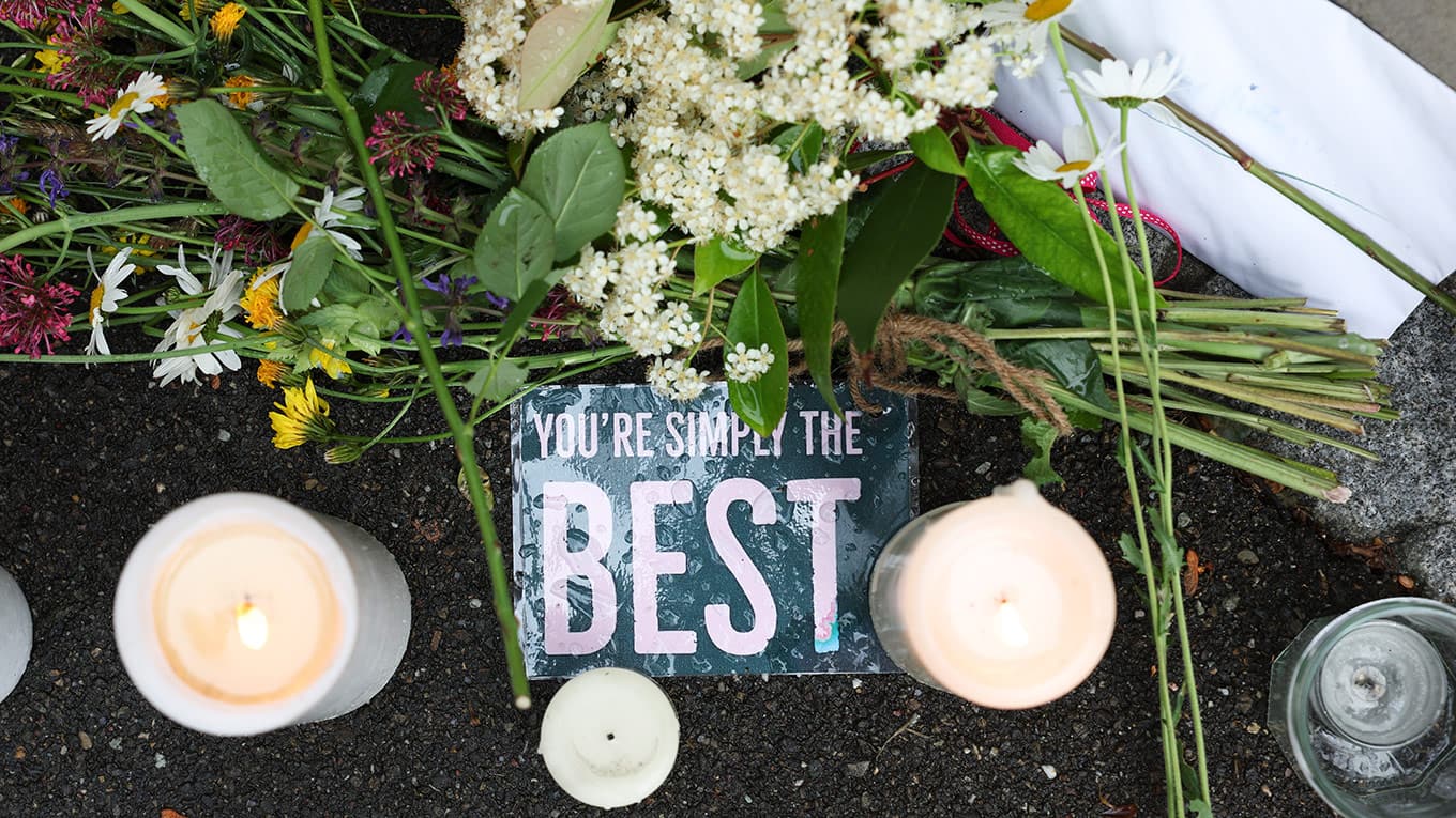 Fans nehmen Abschied von Tina Turner und hinterlassen vor ihrem Haus Blumen.