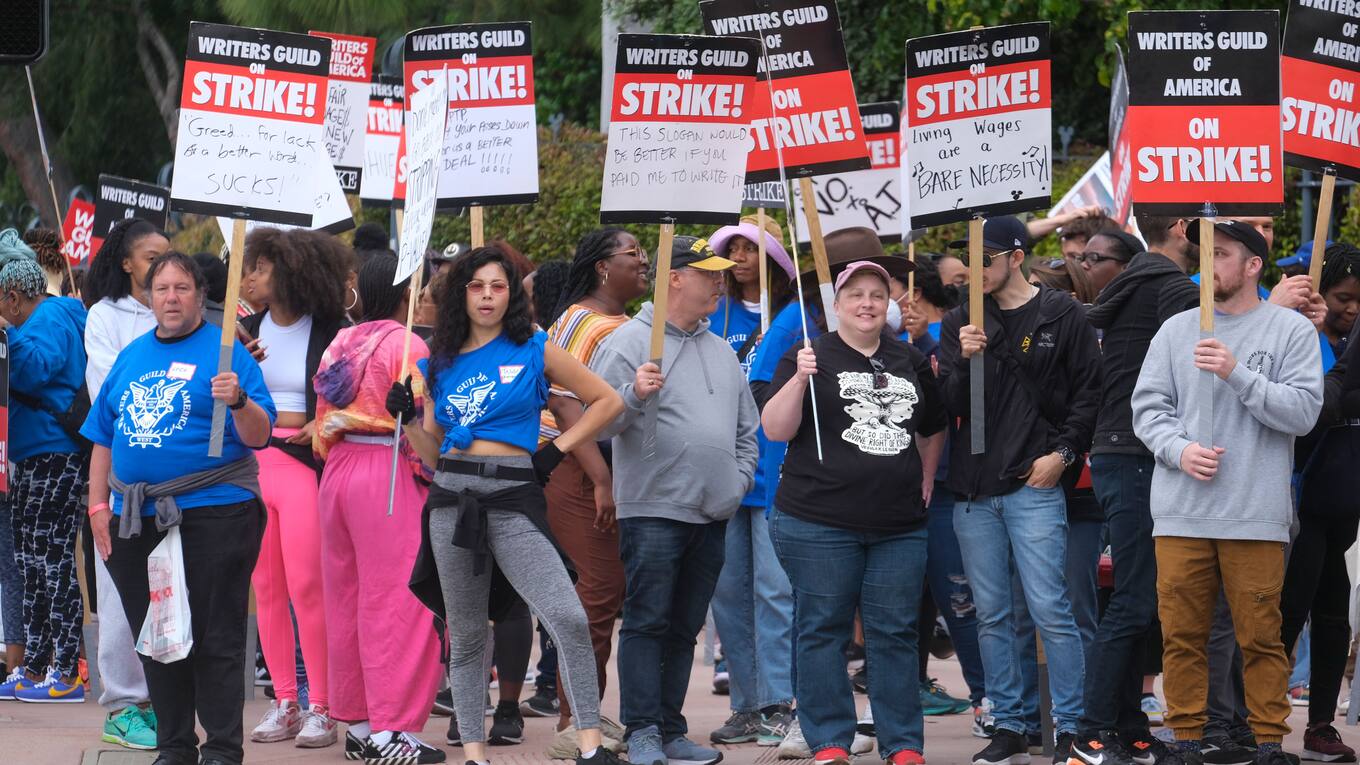 Die Mitglieder der Writers Guild of America gehen seit 2. Mai in Los Angeles für bessere Arbeitsbedingungen auf die Straße.