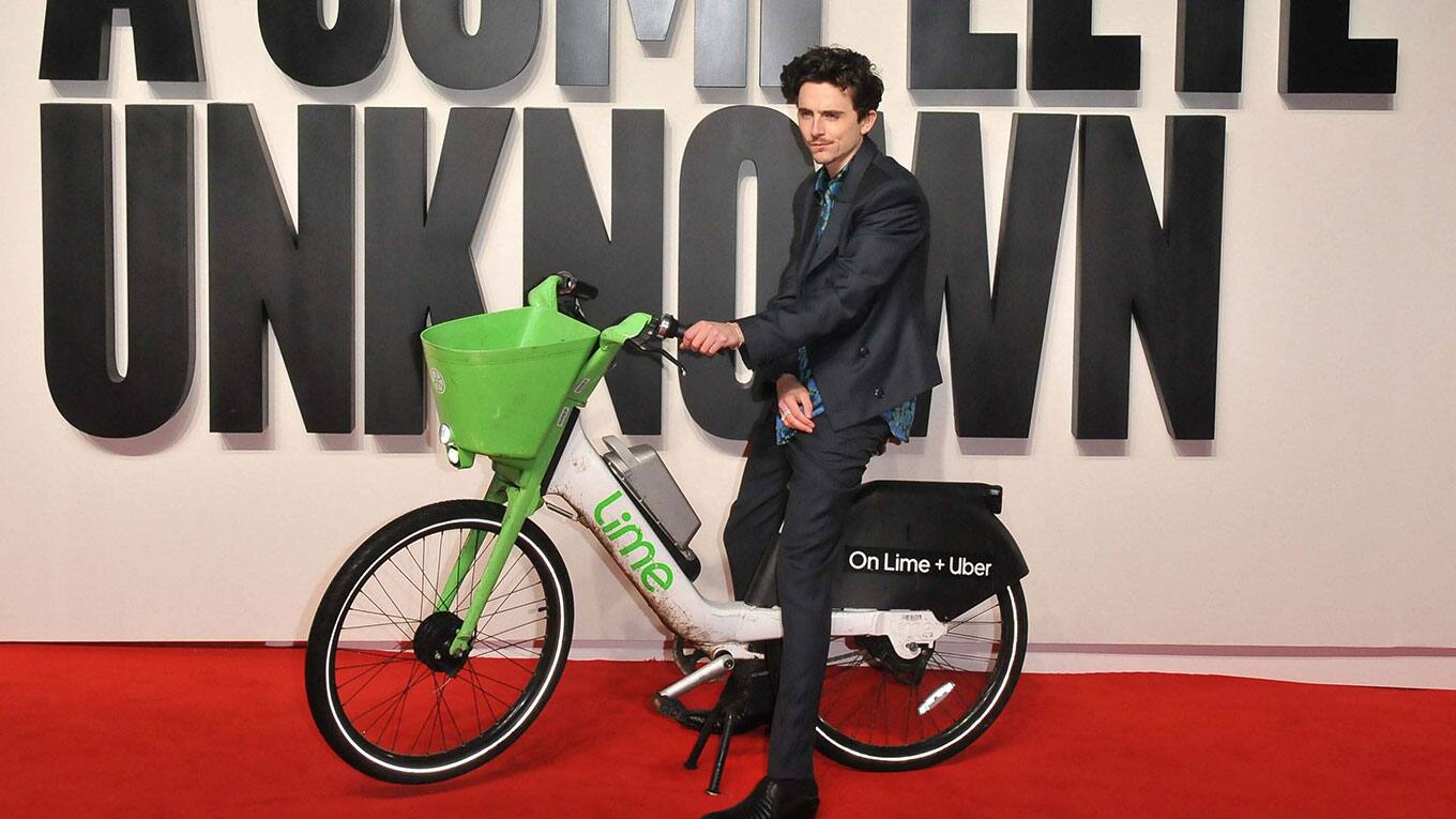 Foto von Schauspieler Timothée Chalamet mit Fahrrad bei der London-Premiere