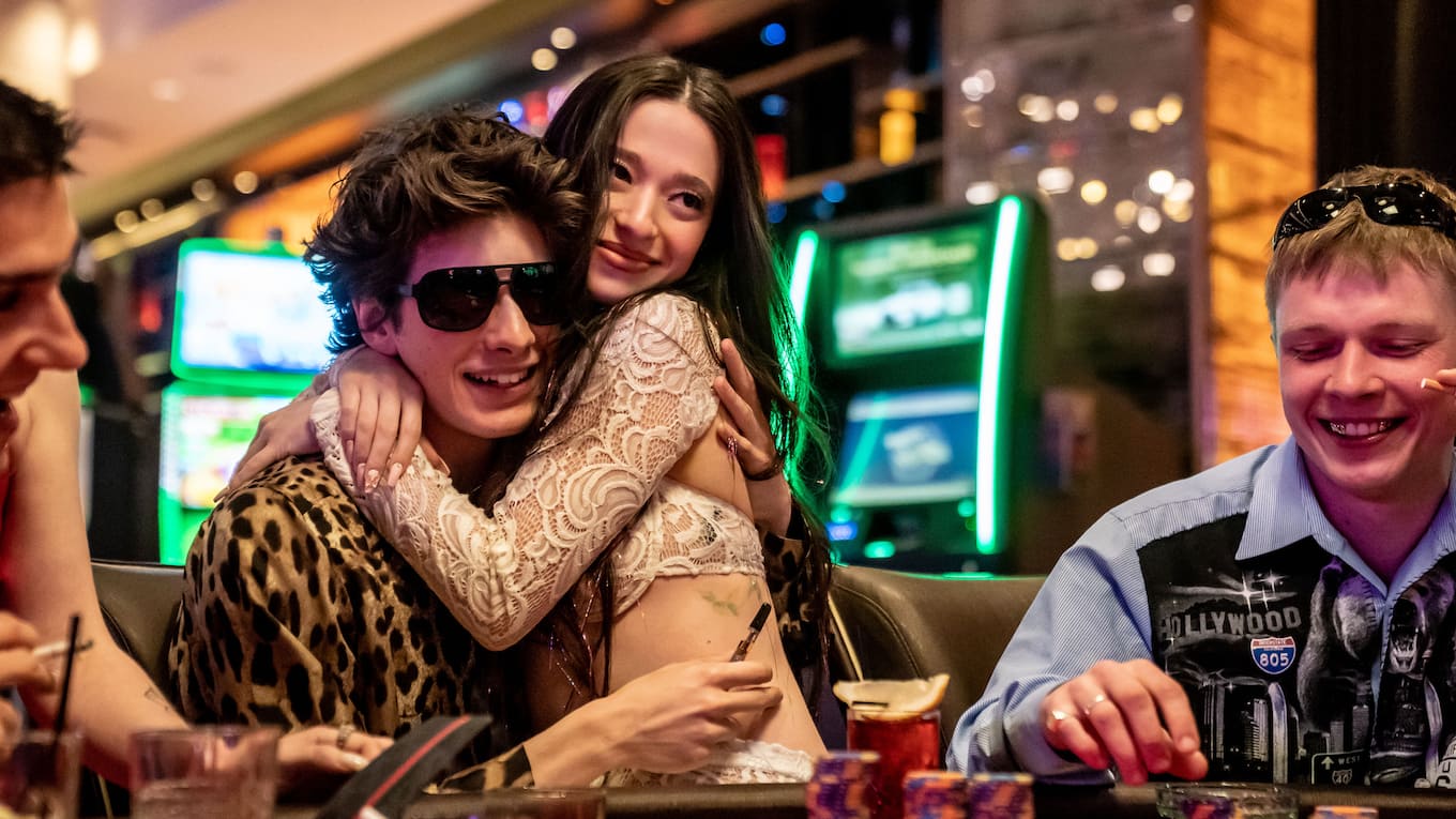 Szenenbild aus der Tragikomödie Anora mit Mikey Madison und Mark Eydelshteyn