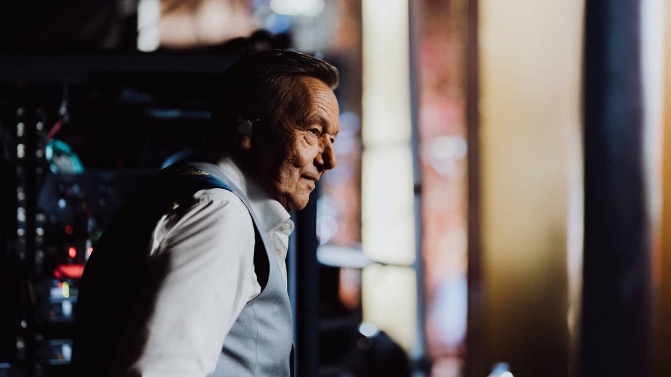 Szenenbild mit Musiklegende Roland Kaiser aus dem Film 50 Jahre Roland Kaiser - Ein Leben für die Musik