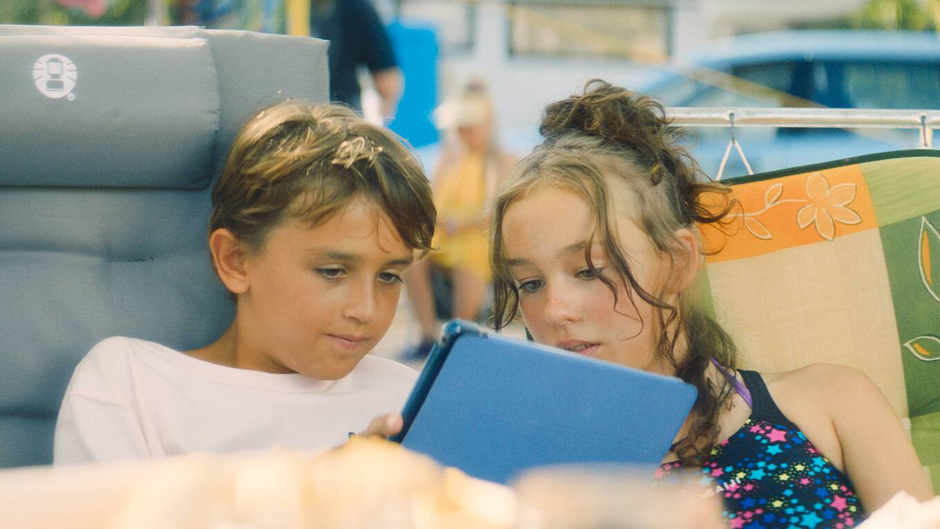 Szenenbild aus Alles Fifty Fifty mit Valentin Thatenhorst und Aennie Lade