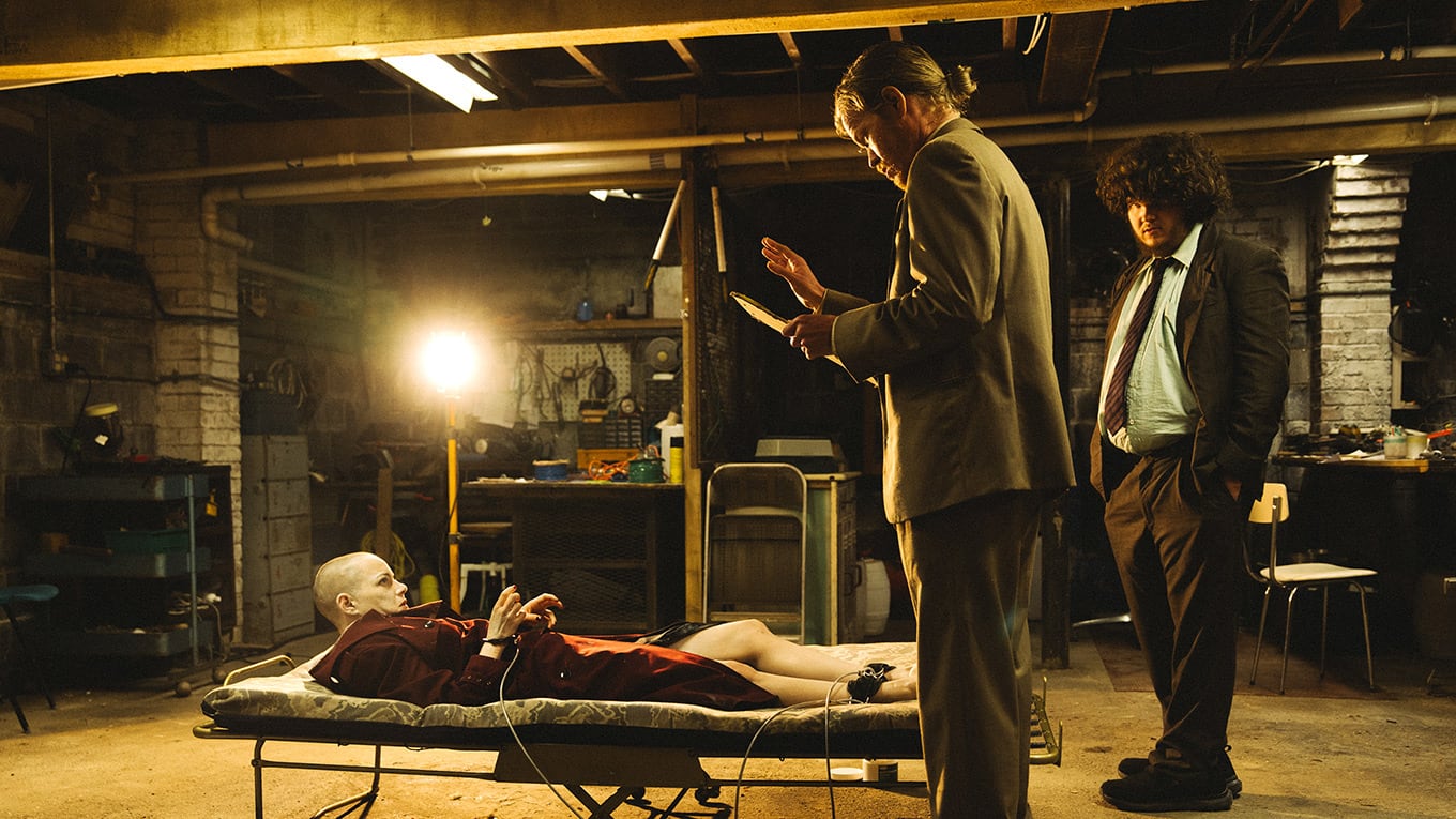 Szenenbild aus dem Film Bugonia mit Emma Stone, Jesse Plemons und Aidan Delbis.