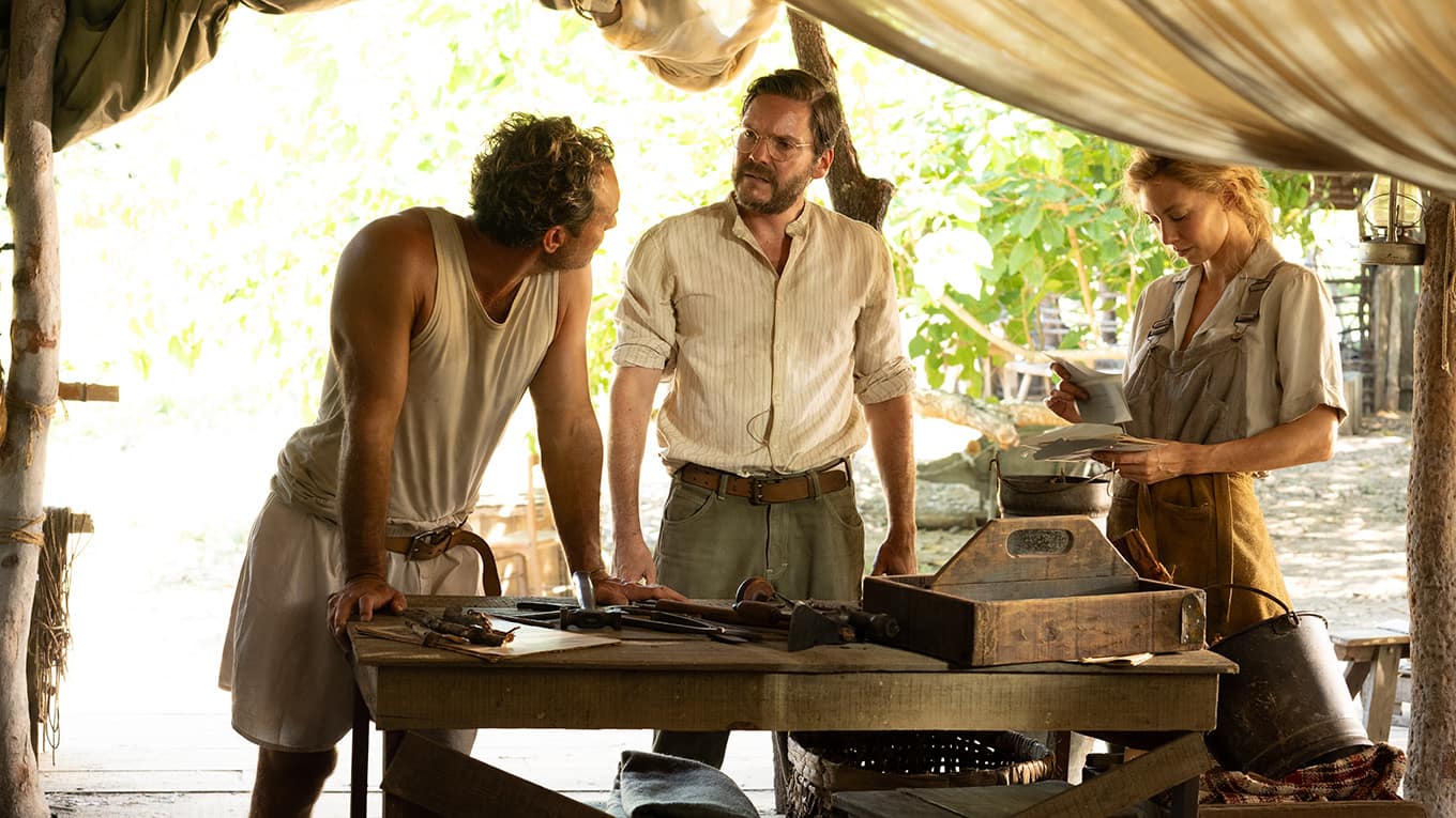 Szenenbild mit Daniel Brühl, Jude Law und Vanessa Kirby aus dem Thriller Eden